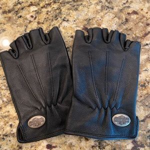 Harley Davidson lady's gloves fit more like a small than a medium.
